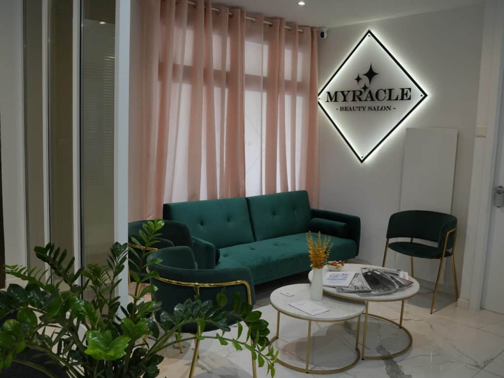 Poste de travail pour une séance d'électrolyse chez Myracle Beauty Salon, montrant des équipements stériles.