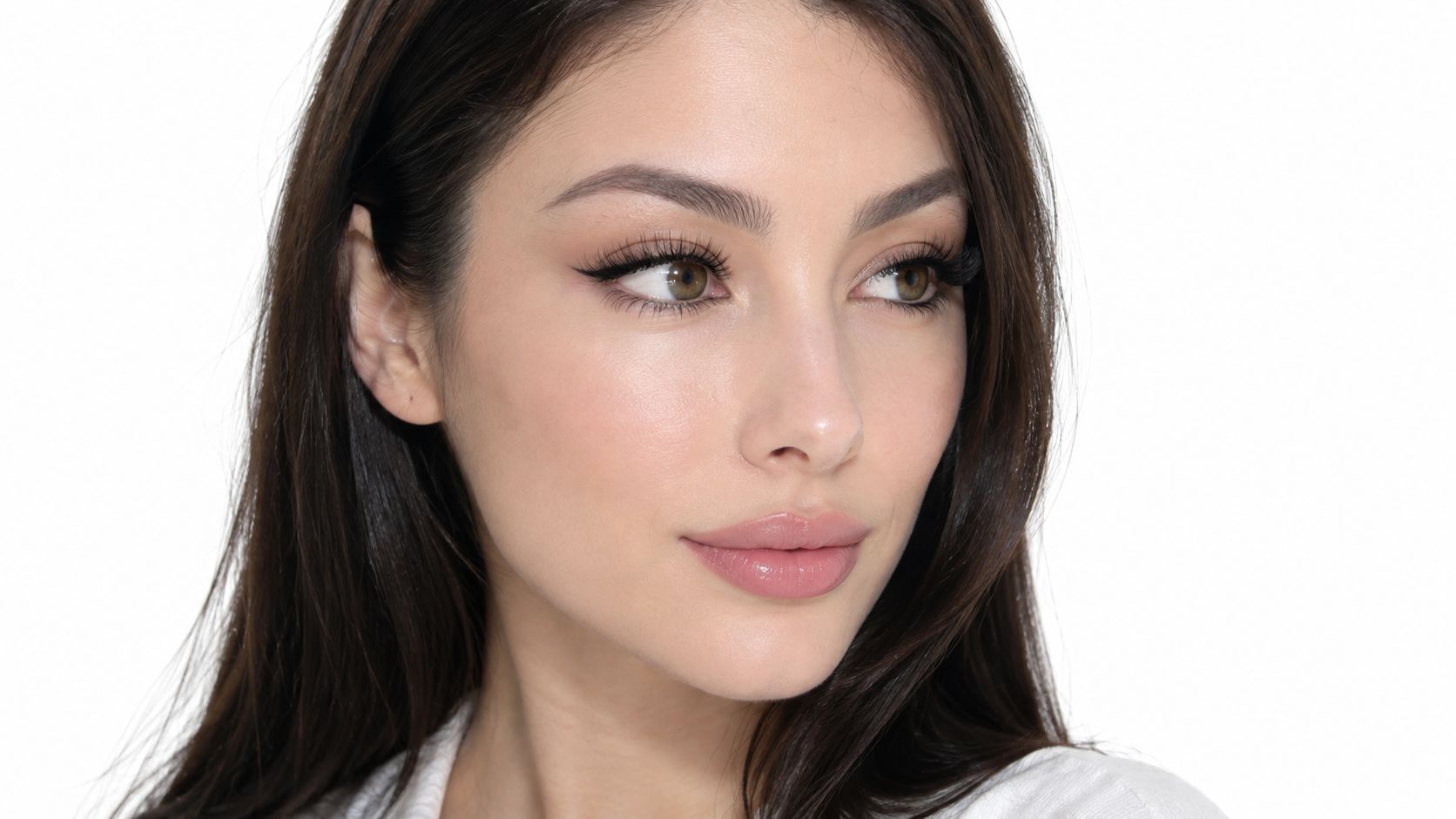 Gros plan d'une femme avec un maquillage style foxy eyes et des extensions de cils naturels